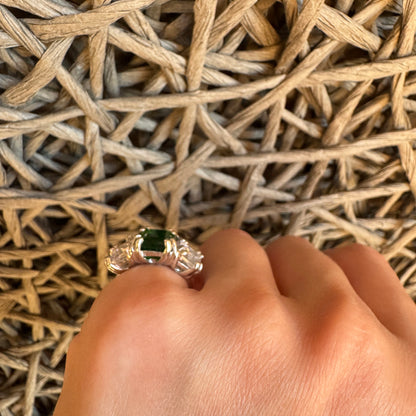 Bague Bliss Gioielli avec pierre verte centrale portée au doigt