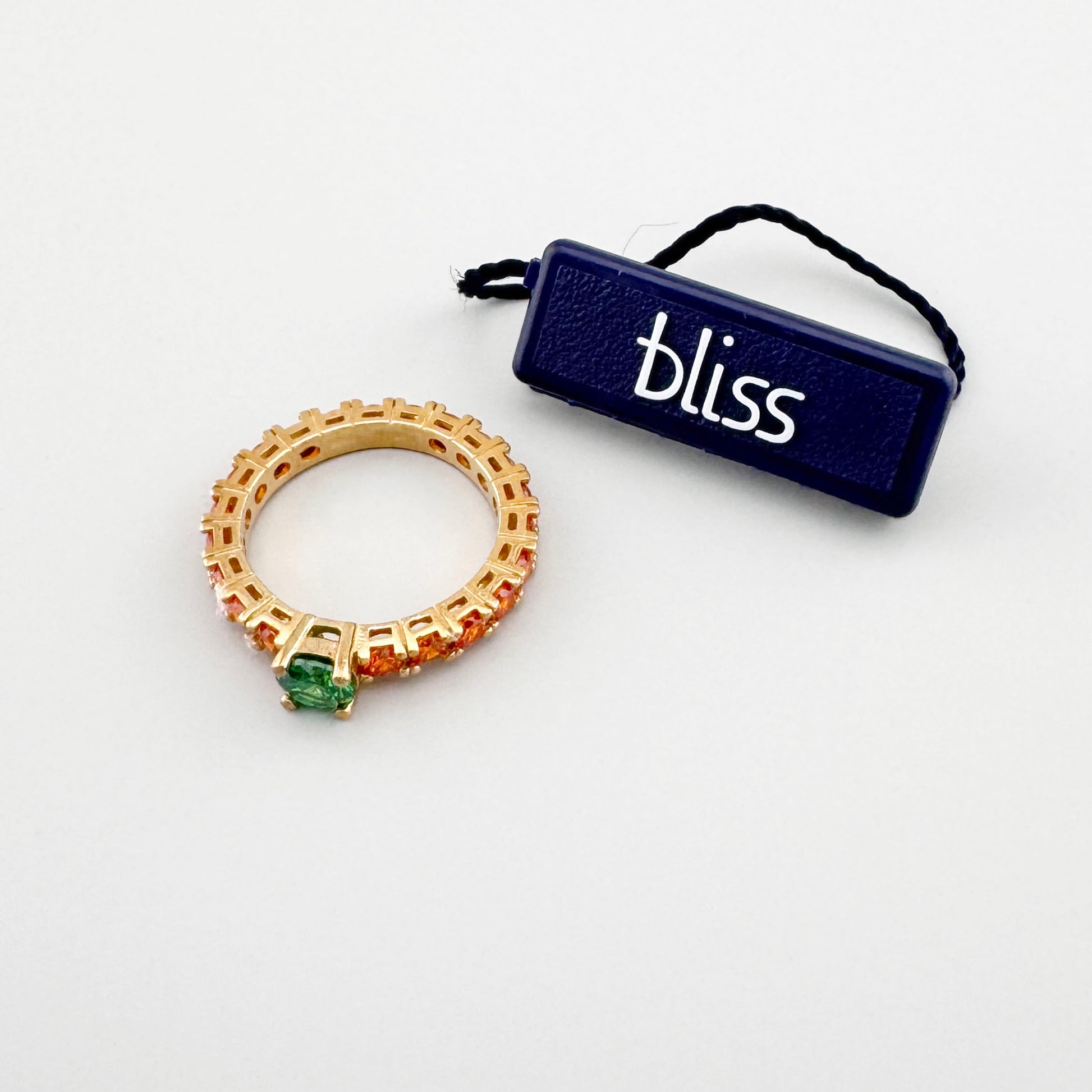 Anillo con piedra verde Bliss Gioielli junto al opakowaniu