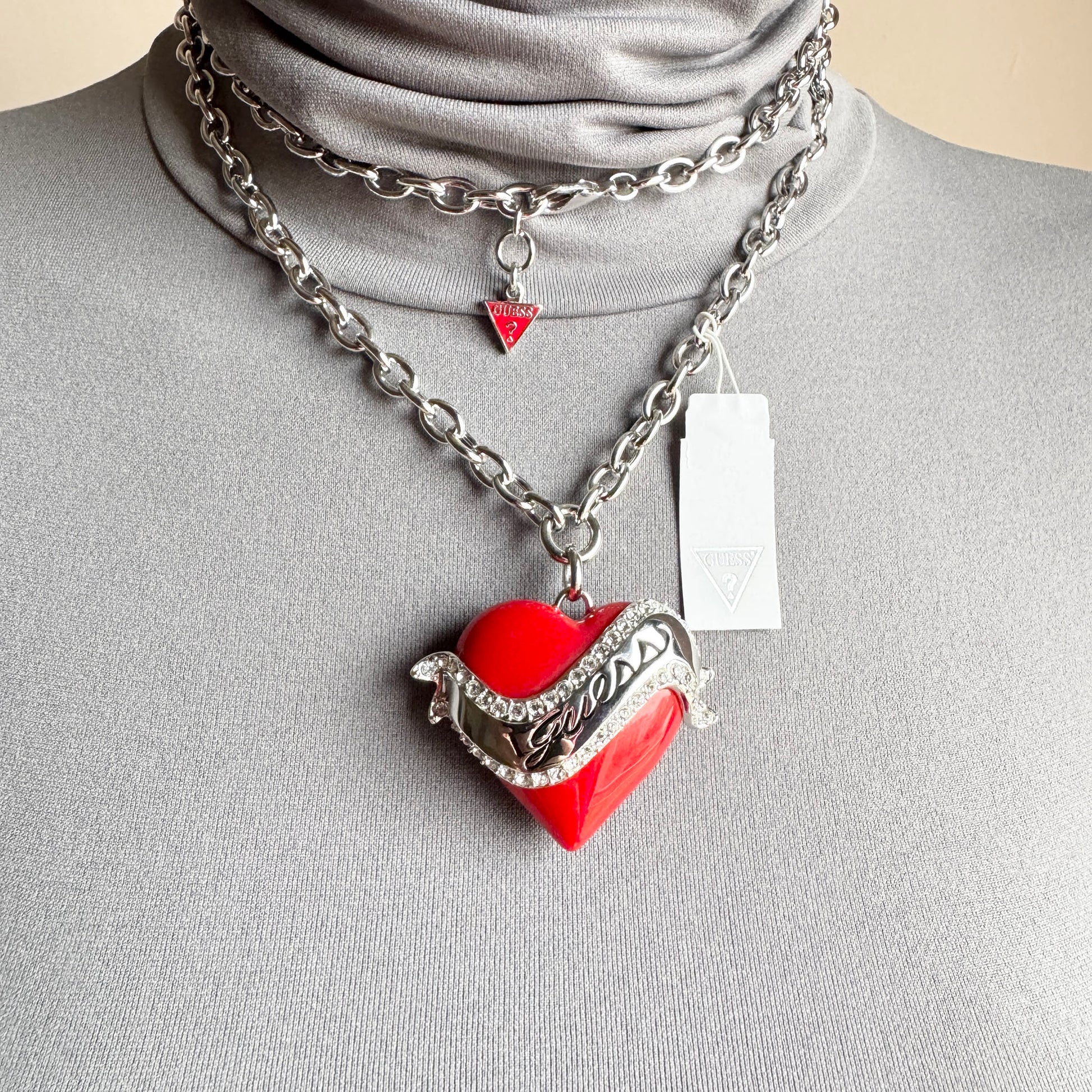 Heart necklace Guess worn on the neck with a bold silver-tone chain