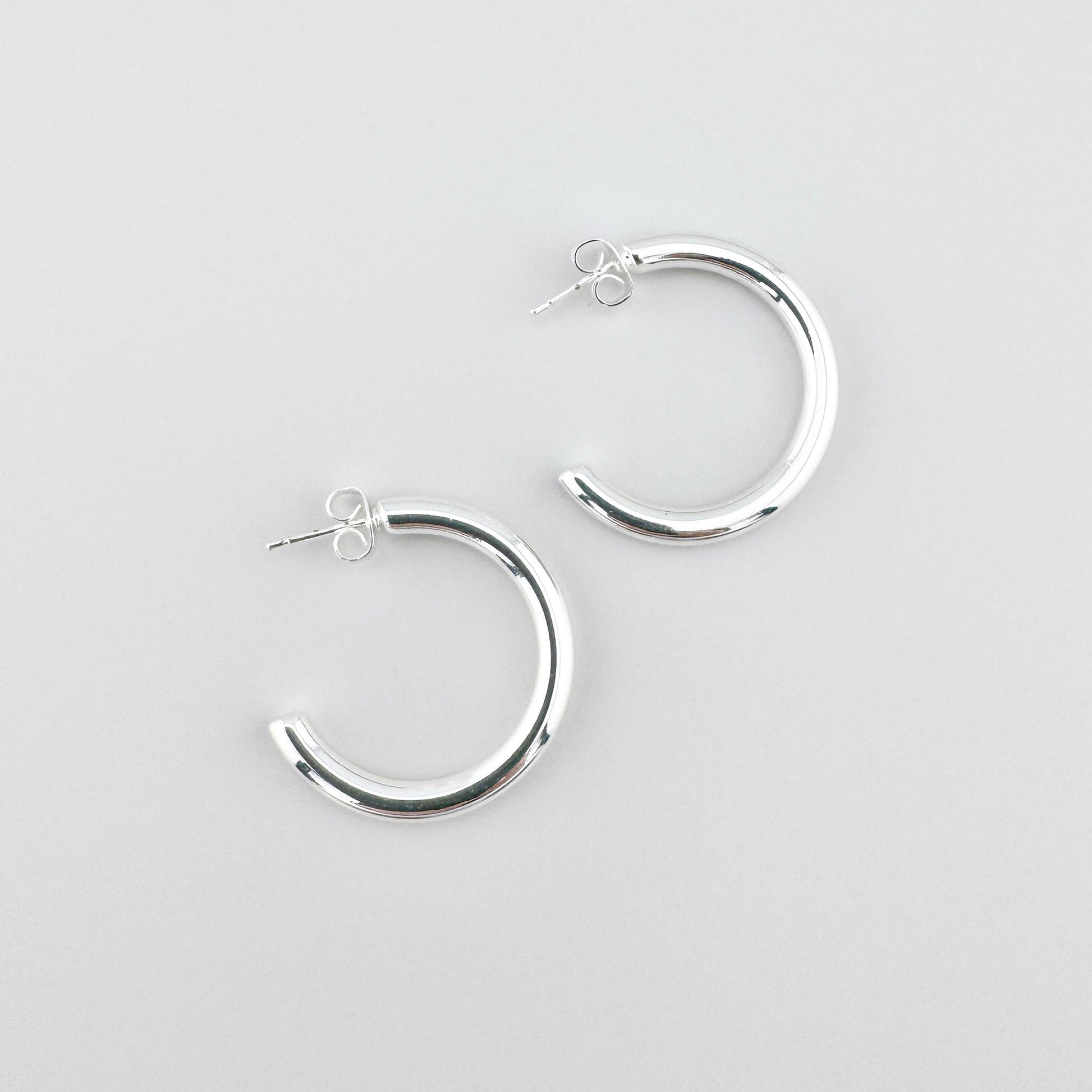 Kolczyki półkola LULU Copenhagen ze stali szlachetnej, polerowane, subtelny połysk i minimalistyczna linia