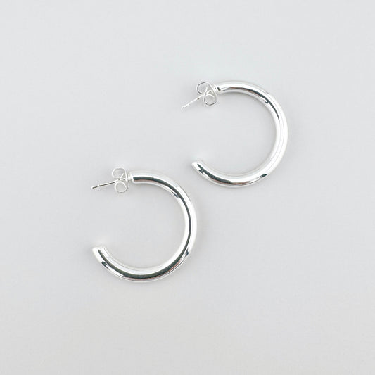 Kolczyki półkola LULU Copenhagen ze stali szlachetnej, polerowane, subtelny połysk i minimalistyczna linia