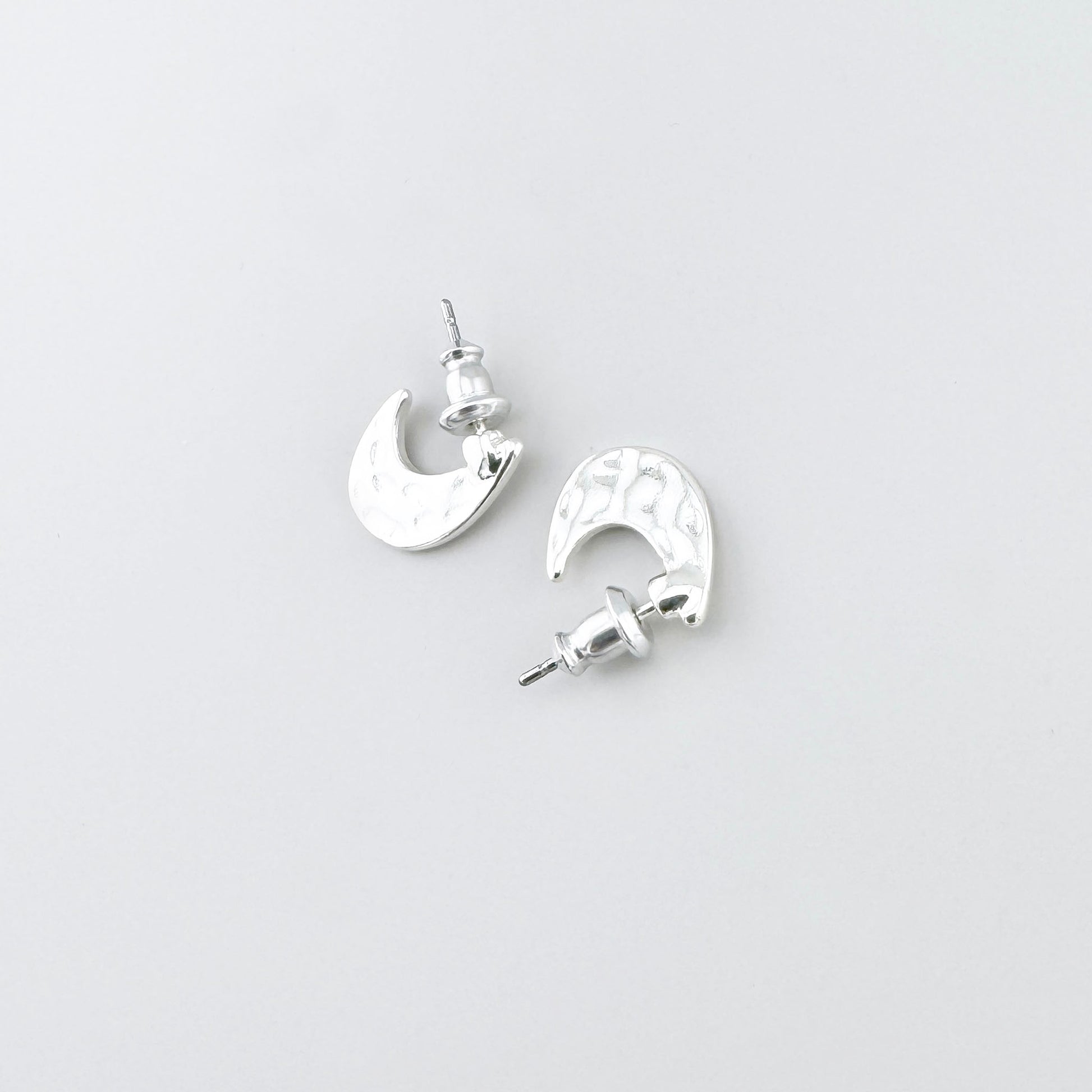 Pilgrim Halbmond-Ohrringe mit gehämmerter Struktur, polierten Akzenten und matten Vertiefungen