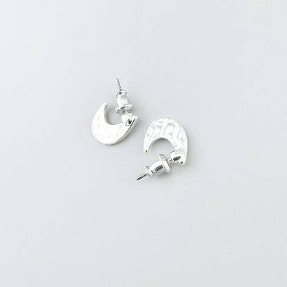 Pilgrim Halbmond-Ohrringe mit gehämmerter Struktur, polierten Akzenten und matten Vertiefungen