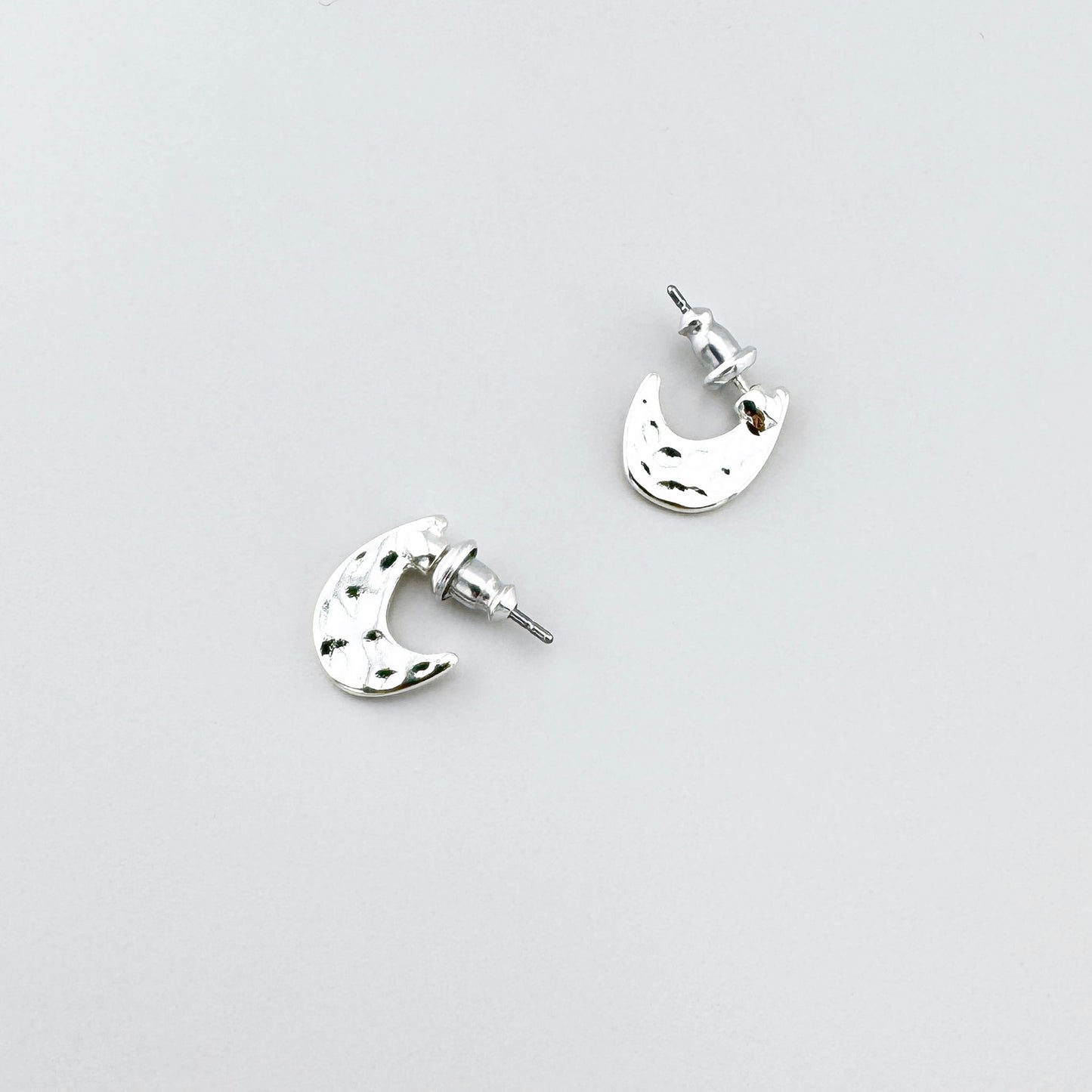 Kolczyki półksiężyce Pilgrim z fakturą młotkowaną, polerowane wypukłości i matowe zagłębienia