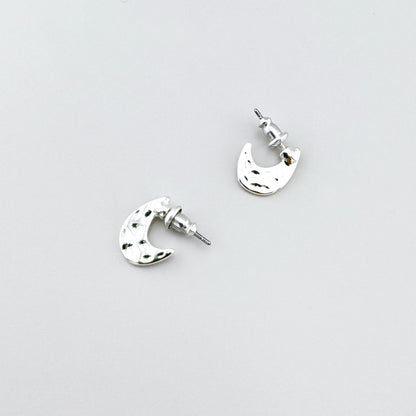 Kolczyki półksiężyce Pilgrim z fakturą młotkowaną, polerowane wypukłości i matowe zagłębienia