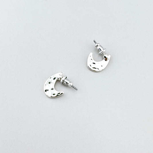 Kolczyki półksiężyce Pilgrim z fakturą młotkowaną, polerowane wypukłości i matowe zagłębienia