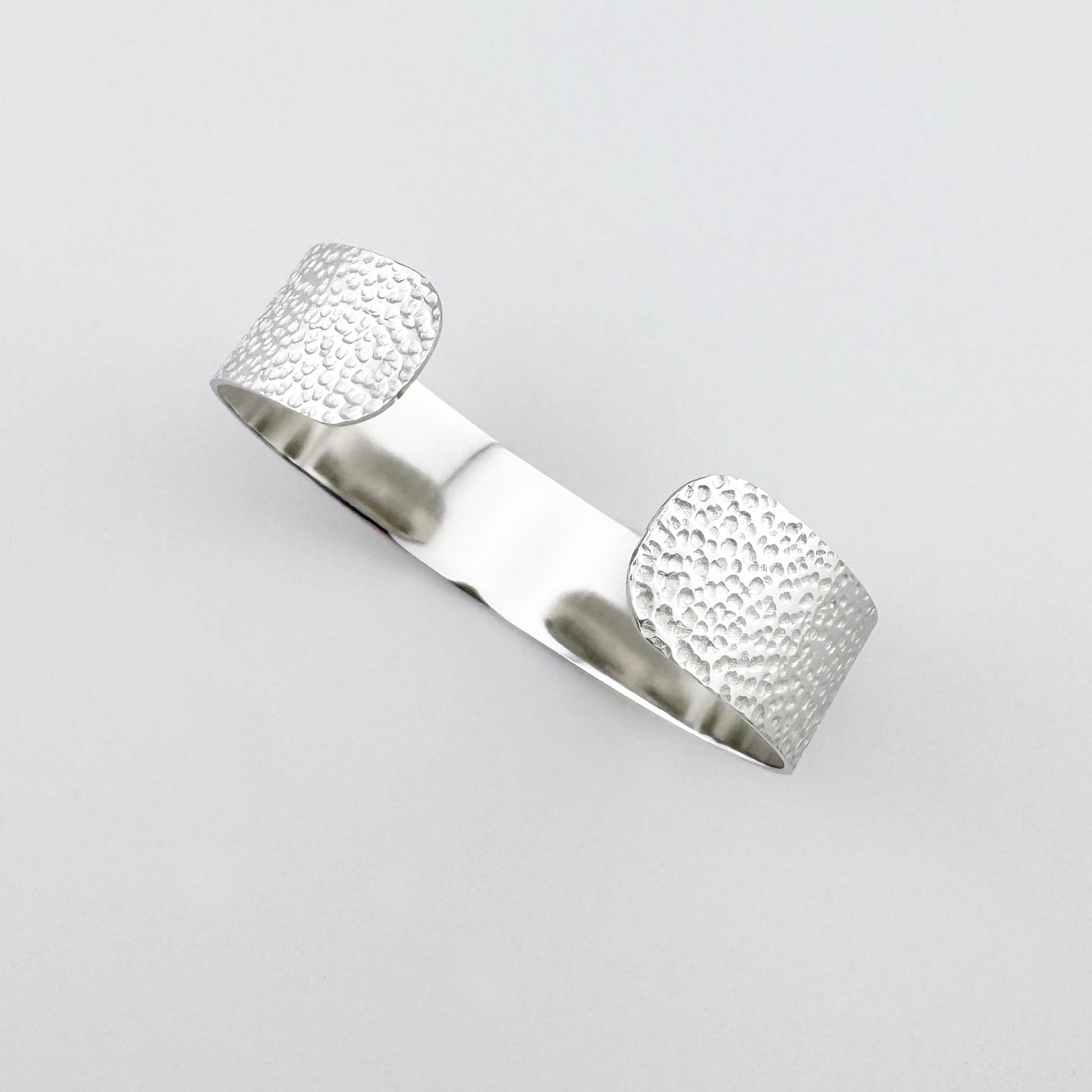 Bracelet manchette ouvert en métal martelé au design épuré