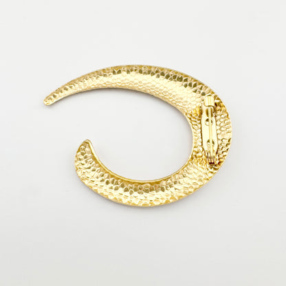 Broche croissant doré Sonata avec texture martelée et ligne élégante