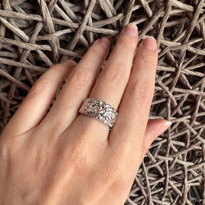 Hammered ring Bliss Gioielli worn on the hand with a textured silver surface