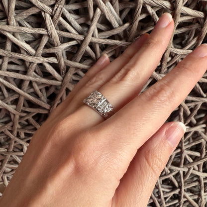 Bague martelée Bliss Gioielli portée sur la main avec relief argenté