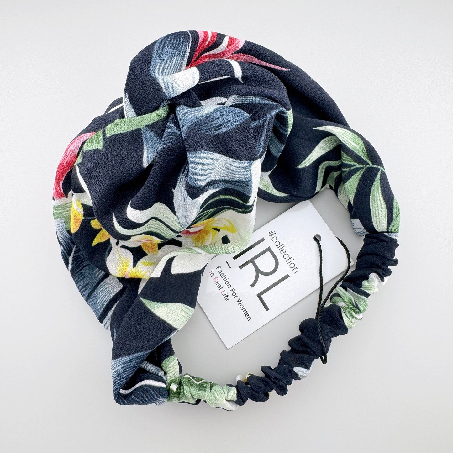 Bandeau IRL à motif tropical avec fleurs et feuilles sur fond foncé