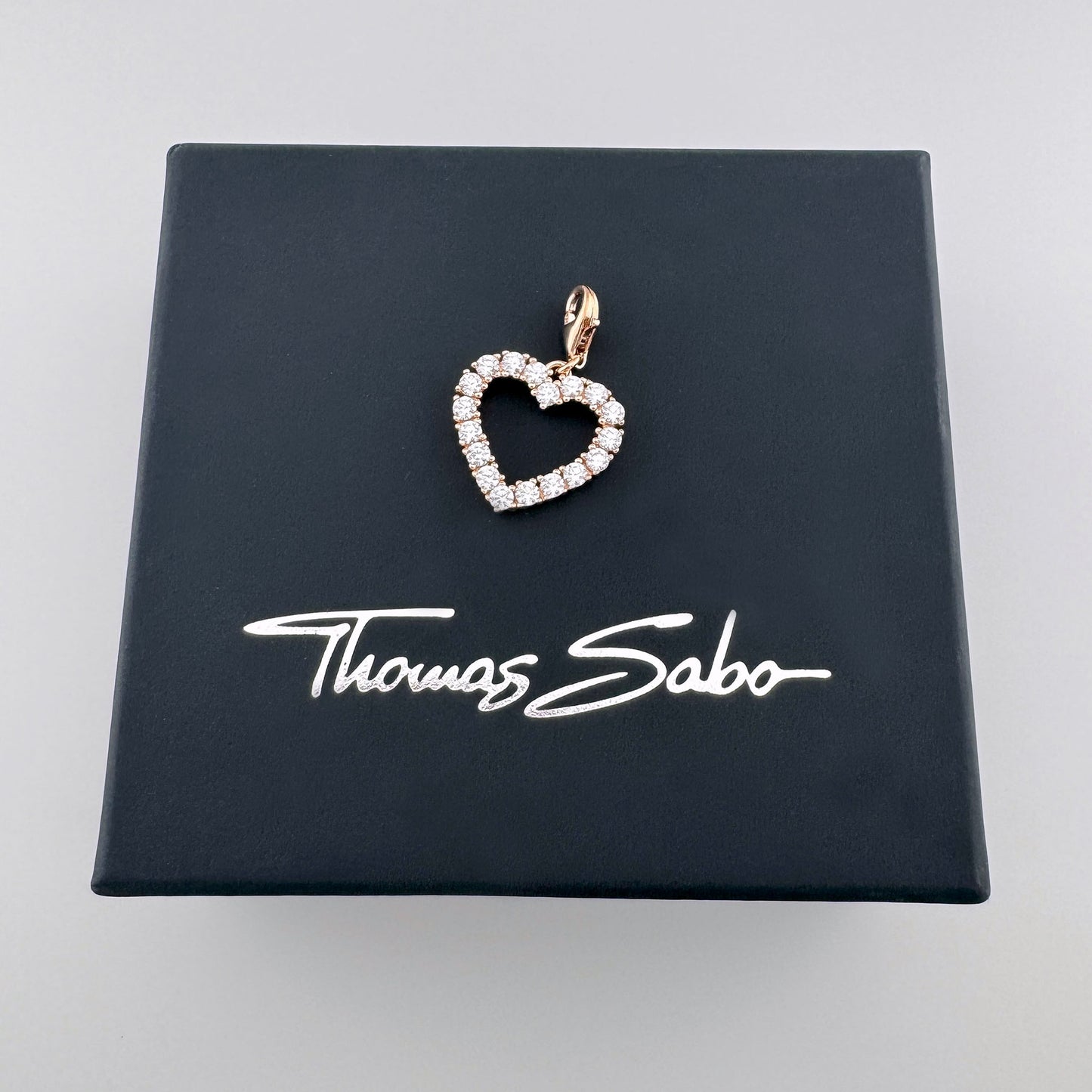 Charm corazón Thomas Sabo con circonitas en una caja de marca negra