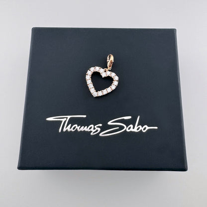 Charm corazón Thomas Sabo con circonitas en una caja de marca negra