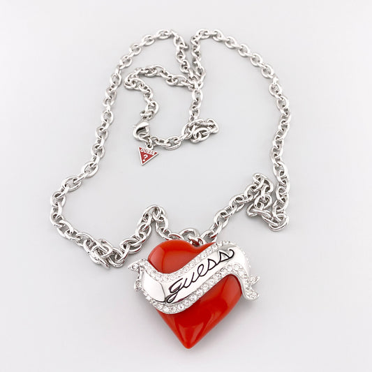 Naszyjnik Guess z czerwonym sercem na srebrzystym łańcuszku z dużych ogniw