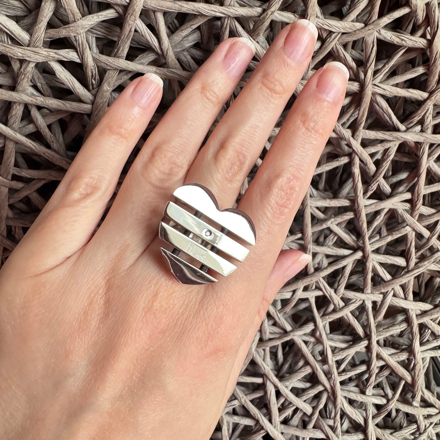 Heart ring Bliss Gioielli worn on the hand with a polished moving detail