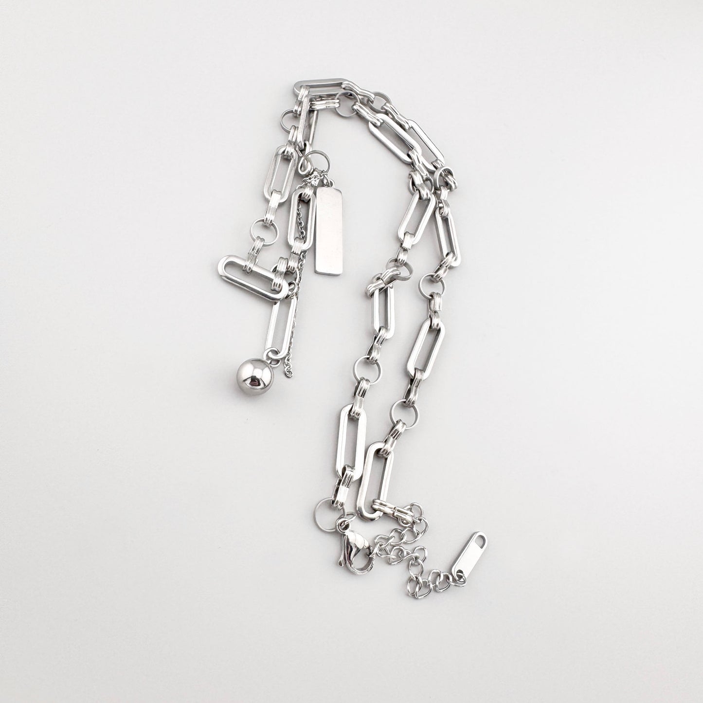 Collier Maravillas à maillons géométriques avec pendentifs mobiles argentés