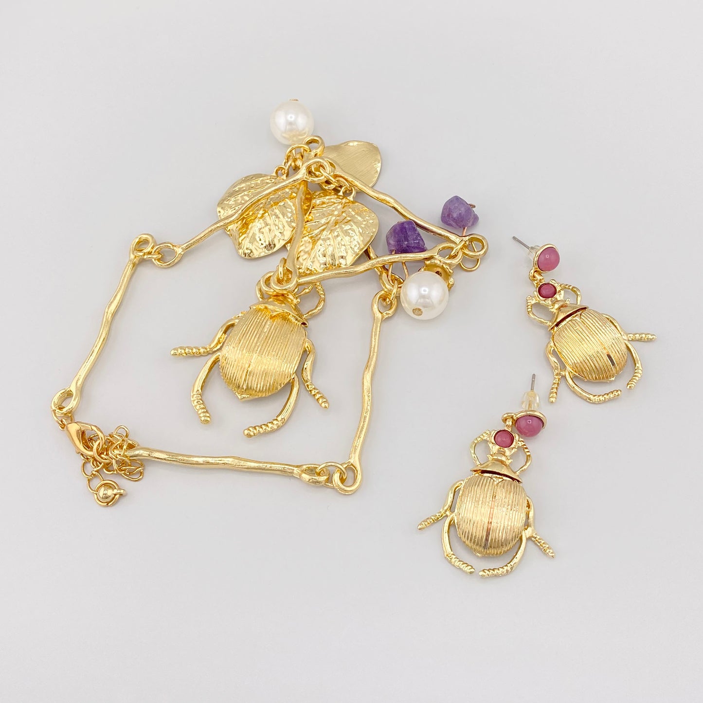 Boucles d’oreilles Sonata en forme d’insectes avec détails dorés et pierres roses