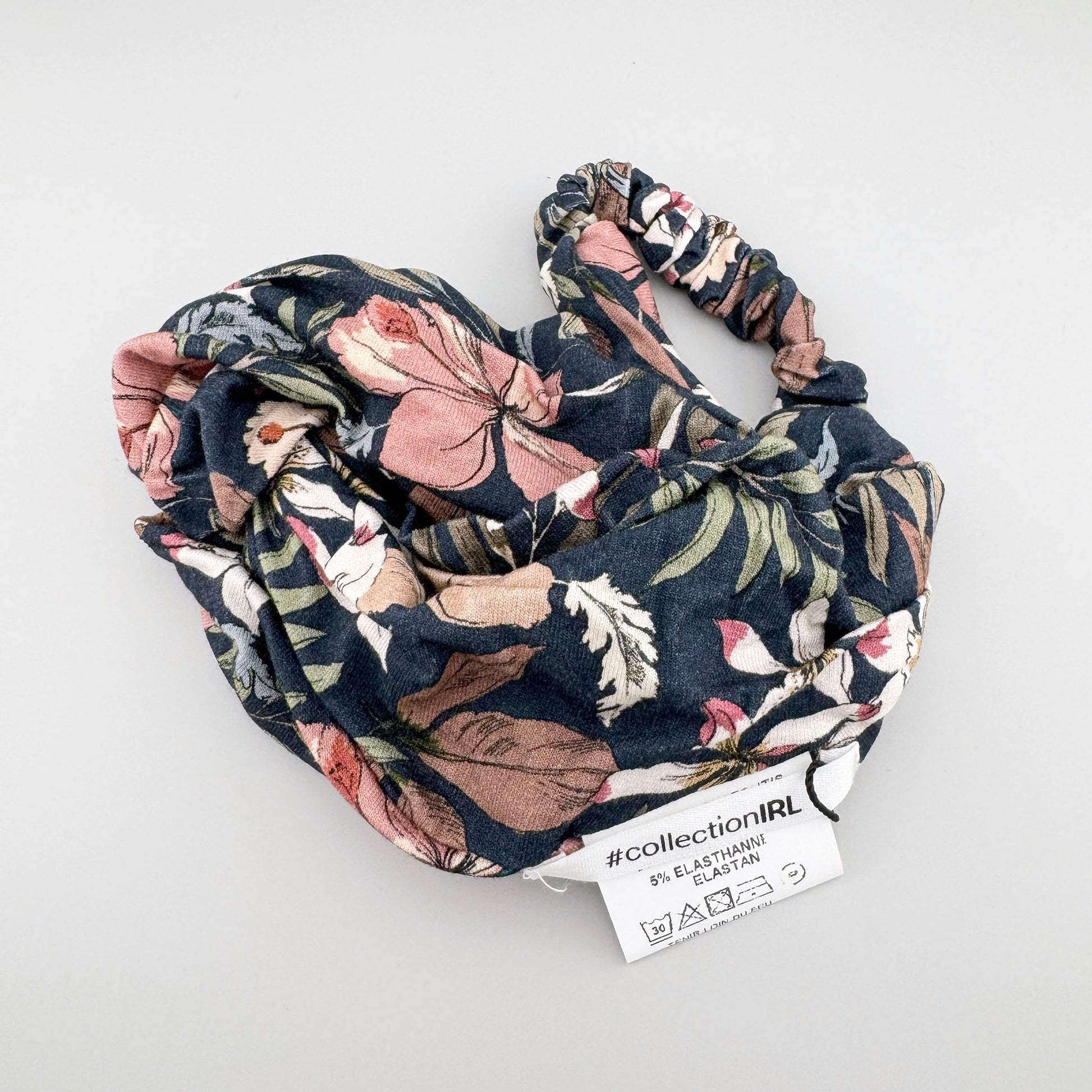 Haarband IRL mit Blumenmuster auf dunklem Grund und weicher Struktur