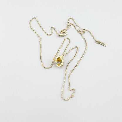 Collier Pilgrim avec pendentif en nœud orné de zircons brillants et fine chaîne dorée
