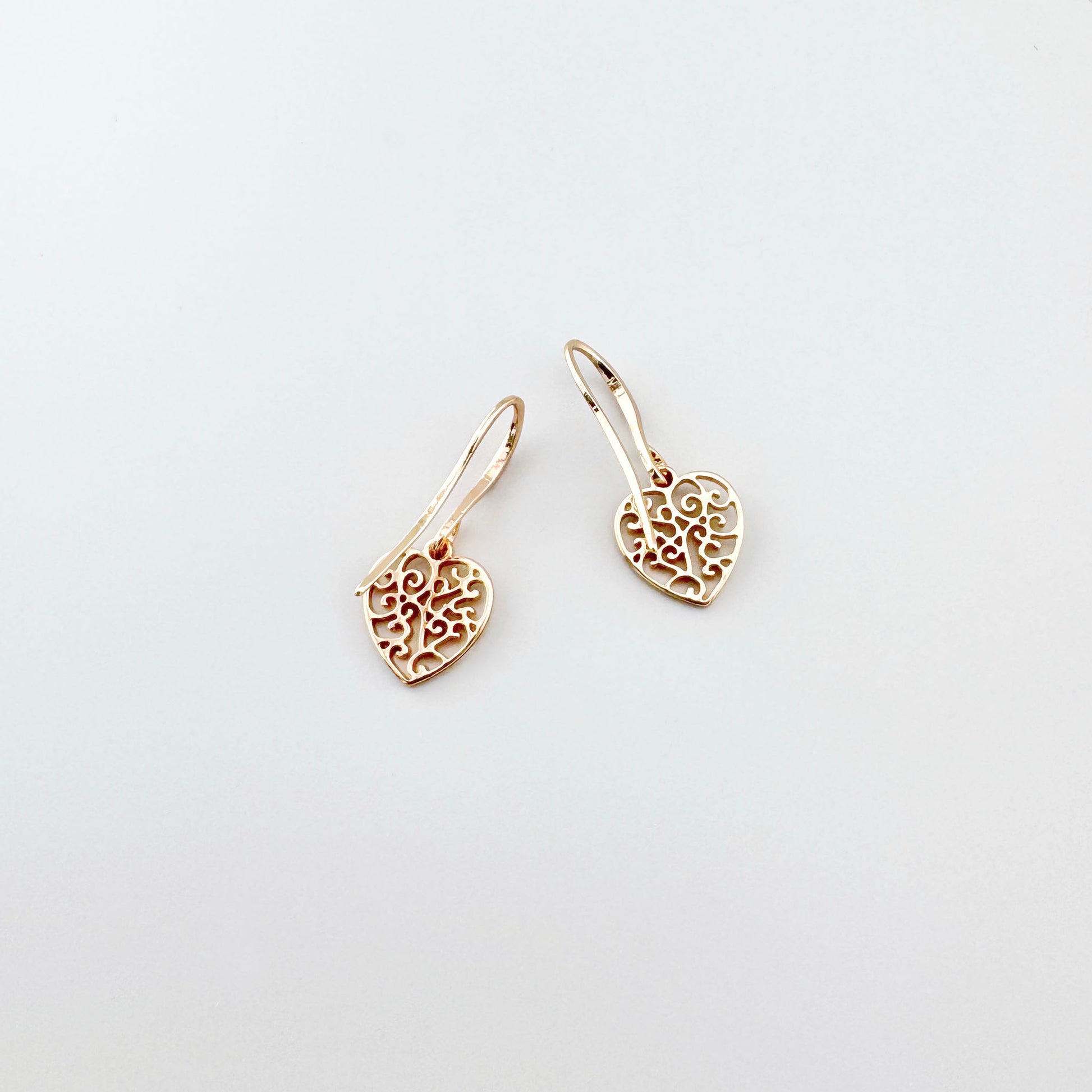 Ажурні серця Pilgrim із золотистим блиском, легка посадка на гачку й витончений рух