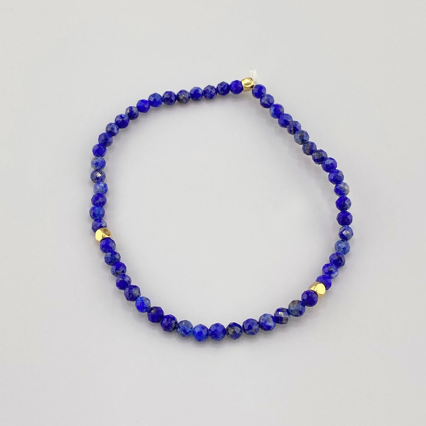 Bracelet IRL en lapis-lazuli avec petites perles facettées et détails dorés