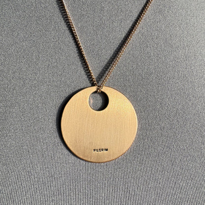Collier Pilgrim avec grand disque doré mat et zircons subtils comme ciel étoilé