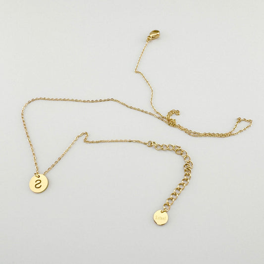 Naszyjnik IRL z literą S w złotym kolorze na delikatnym łańcuszku