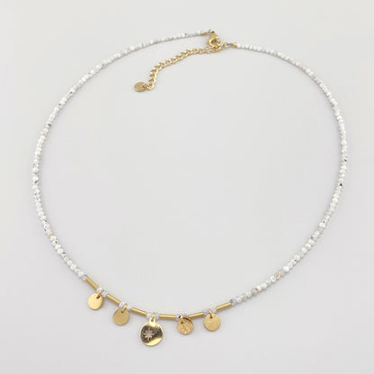 Collier délicat IRL avec pierres claires facettées et pendentifs dorés