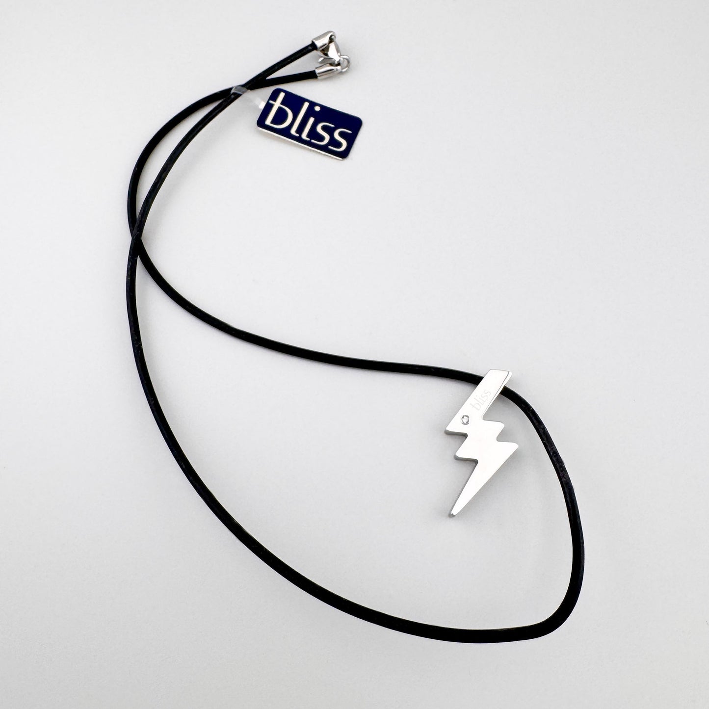 Naszyjnik z piorunem Bliss Gioielli na czarnym sznurku na jasnym tle