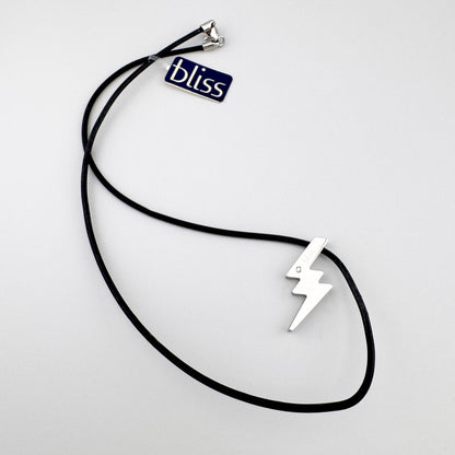 Naszyjnik z piorunem Bliss Gioielli na czarnym sznurku na jasnym tle