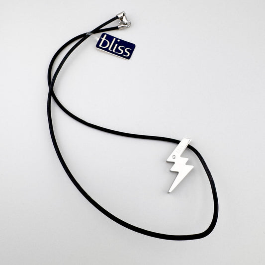 Naszyjnik z piorunem Bliss Gioielli na czarnym sznurku na jasnym tle