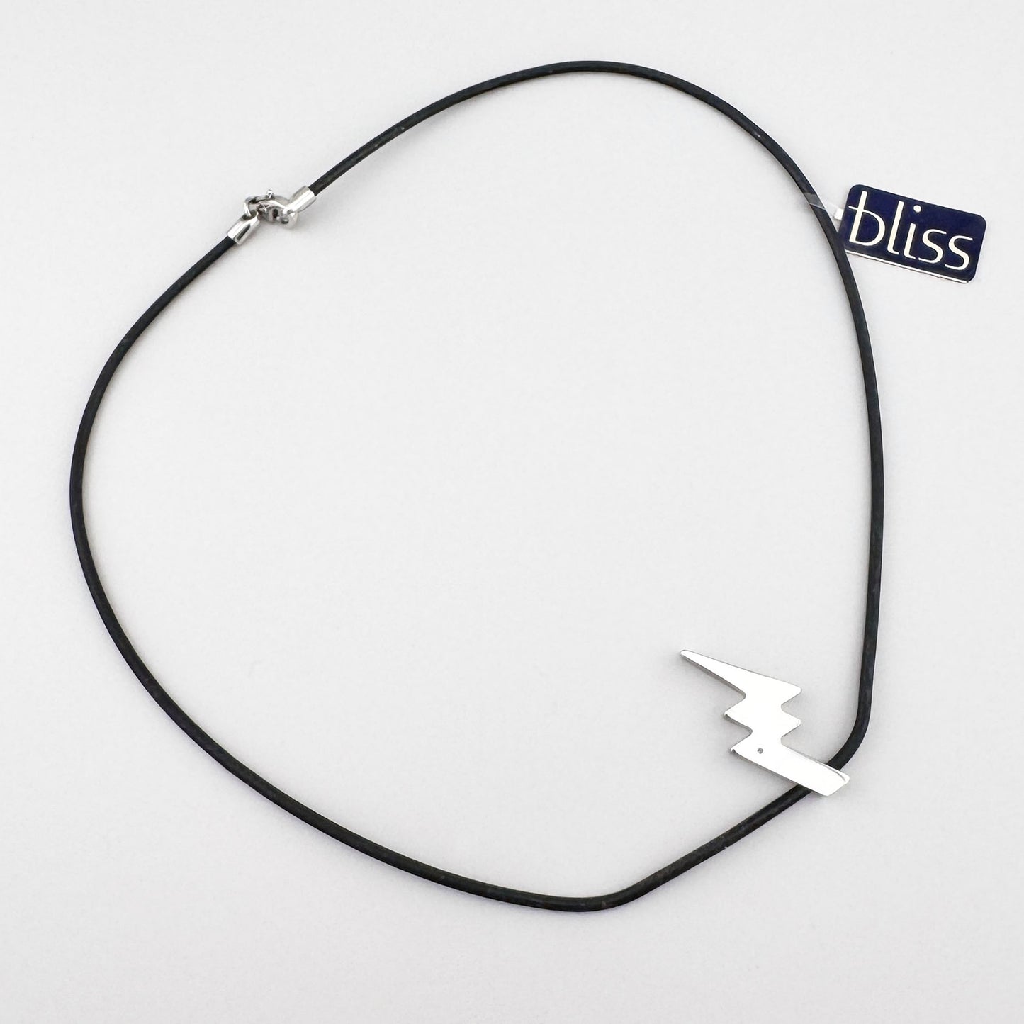 Blitz-Anhänger am czarnym Band, minimalistischer Akzent am Hals