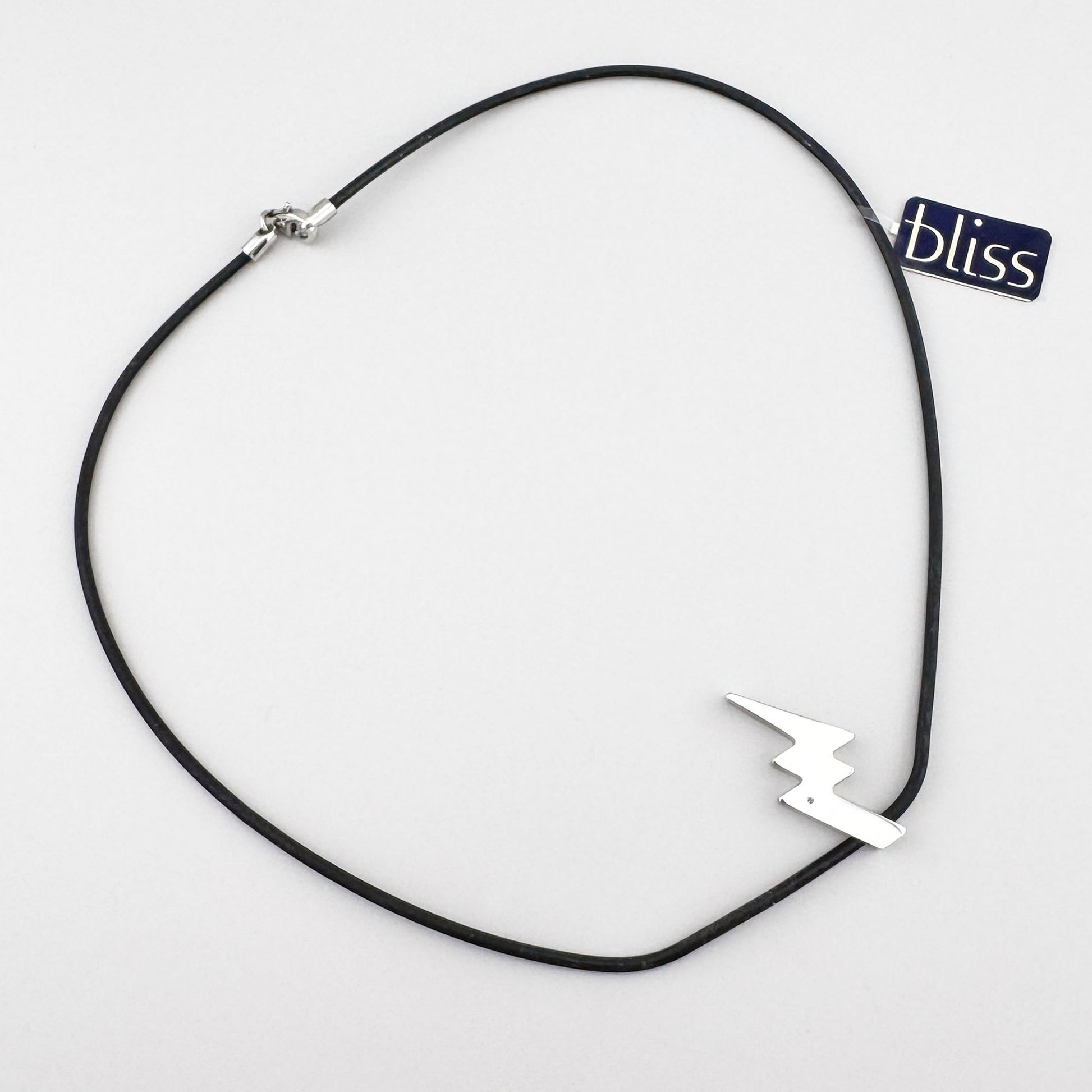 Blitz-Anhänger am czarnym Band, minimalistischer Akzent am Hals