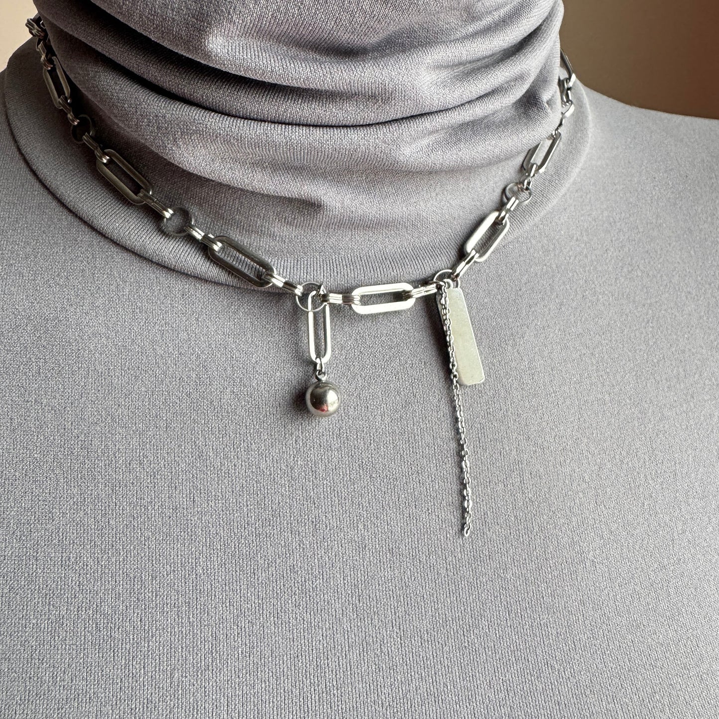 Geometric link necklace Maravillas worn on the neck with silver-tone pendants
