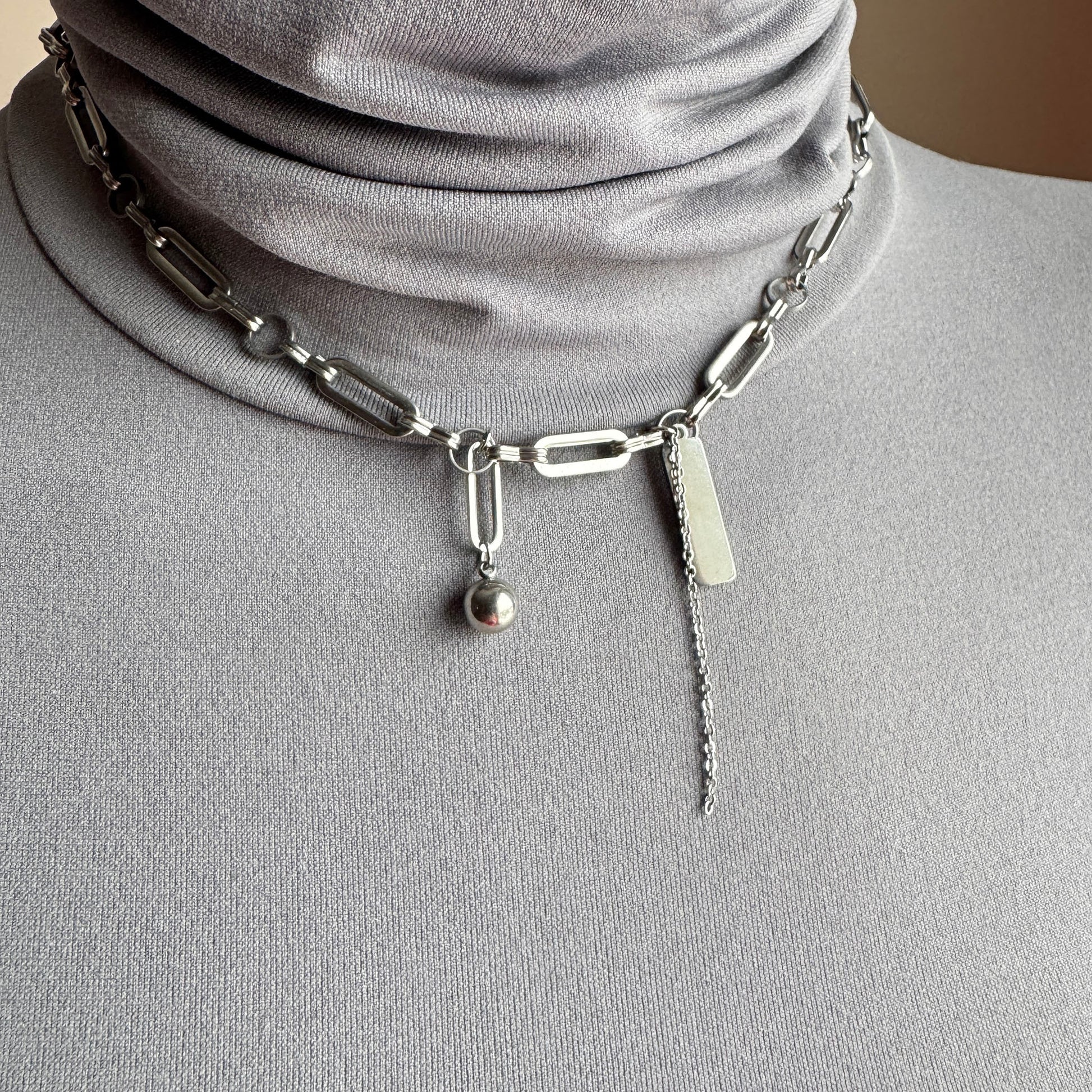 Geometric link necklace Maravillas worn on the neck with silver-tone pendants