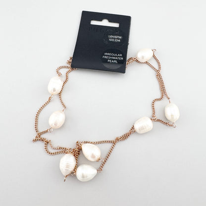 Collar largo de perlas naturales de agua dulce con empaque de marca Pilgrim