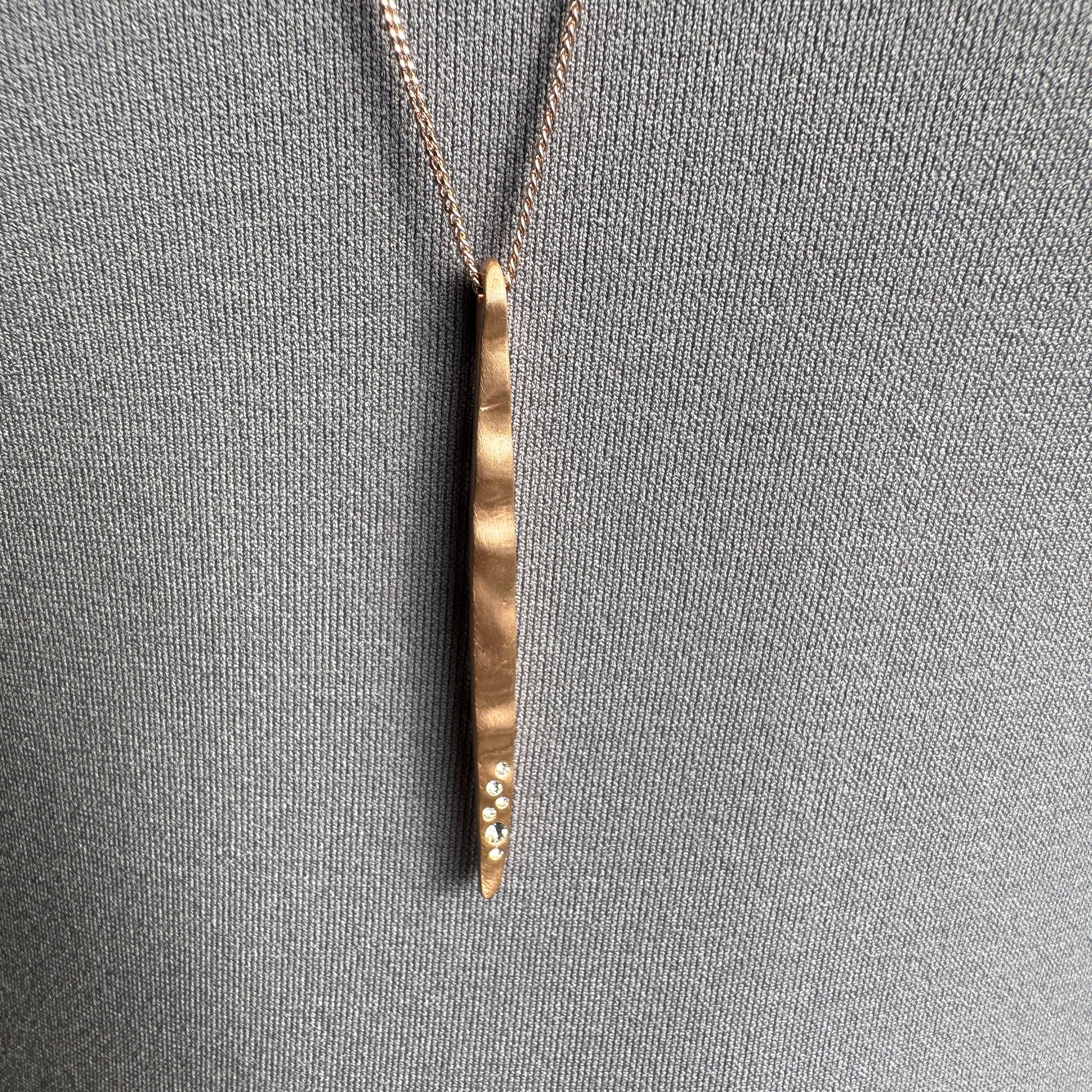 Collier Pilgrim doré mat avec long pendentif fin orné de zircons subtils