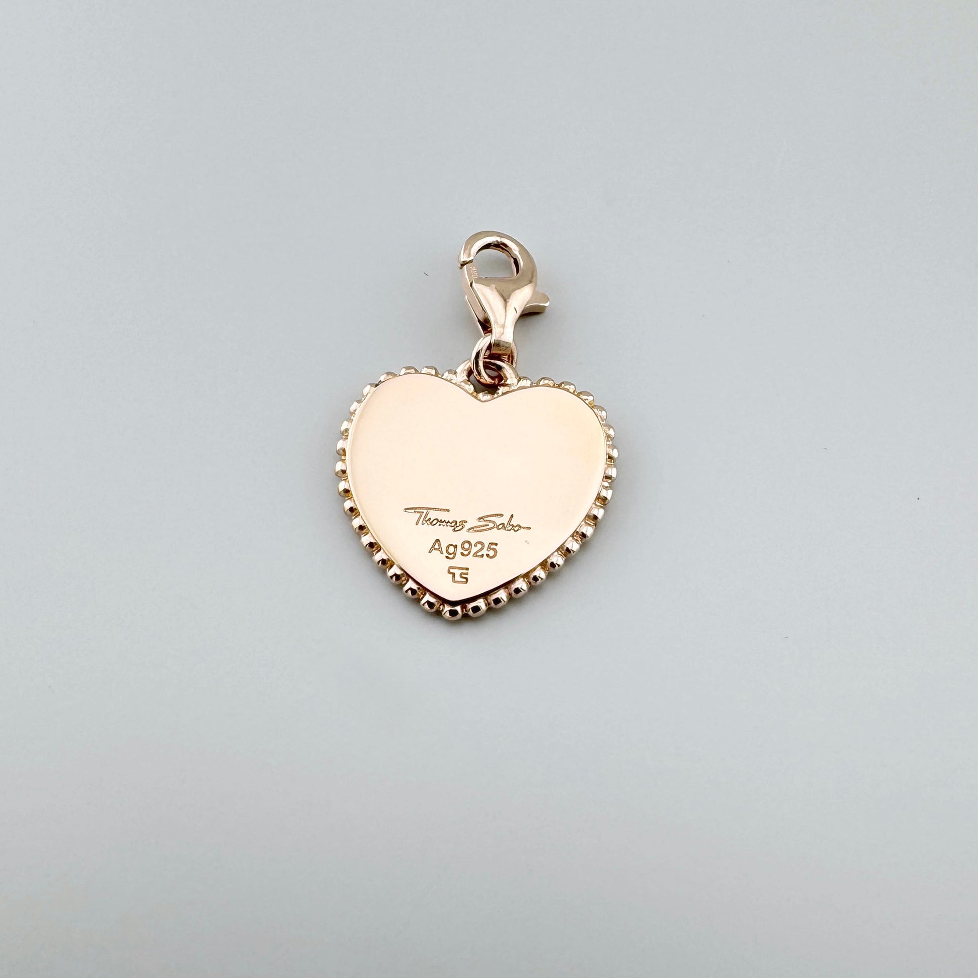 Herz-Charm von Thomas Sabo mit Love-Gravur und roségoldfarbener Oberfläche