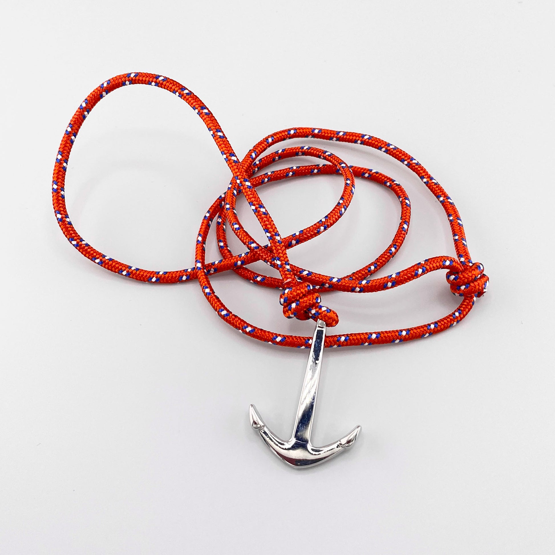 Collier corde rouge avec pendentif ancre argentée brillante