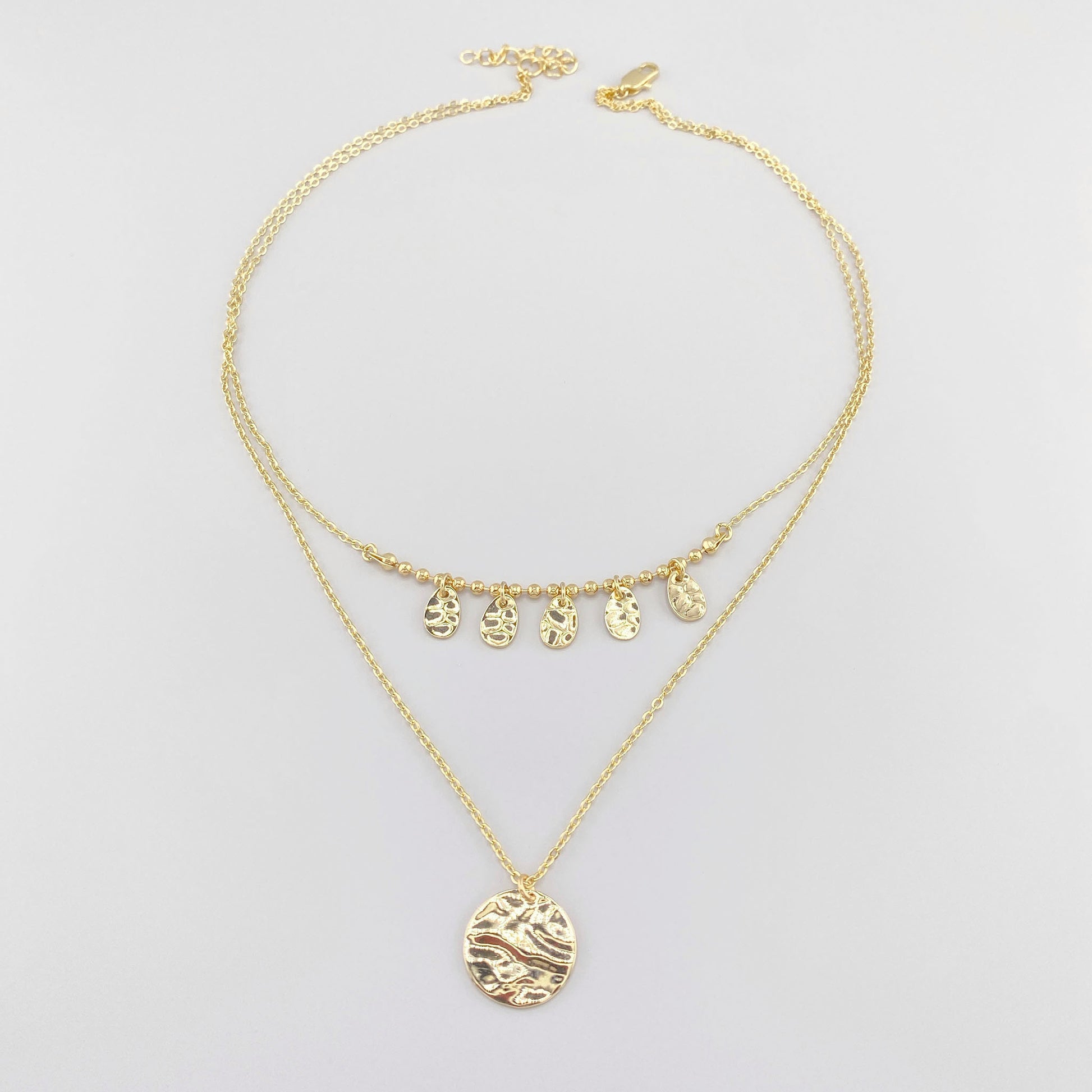 Collier IRL avec médaillons dorés martelés et chaîne fine réglable
