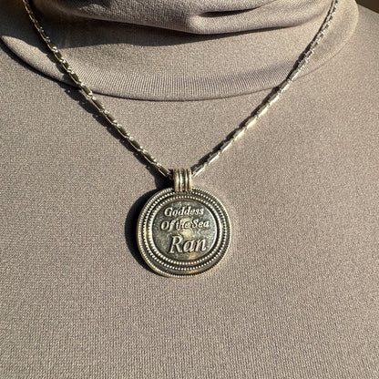Pilgrim Halskette mit Medaillon und geometrischer Kette im Detail getragen