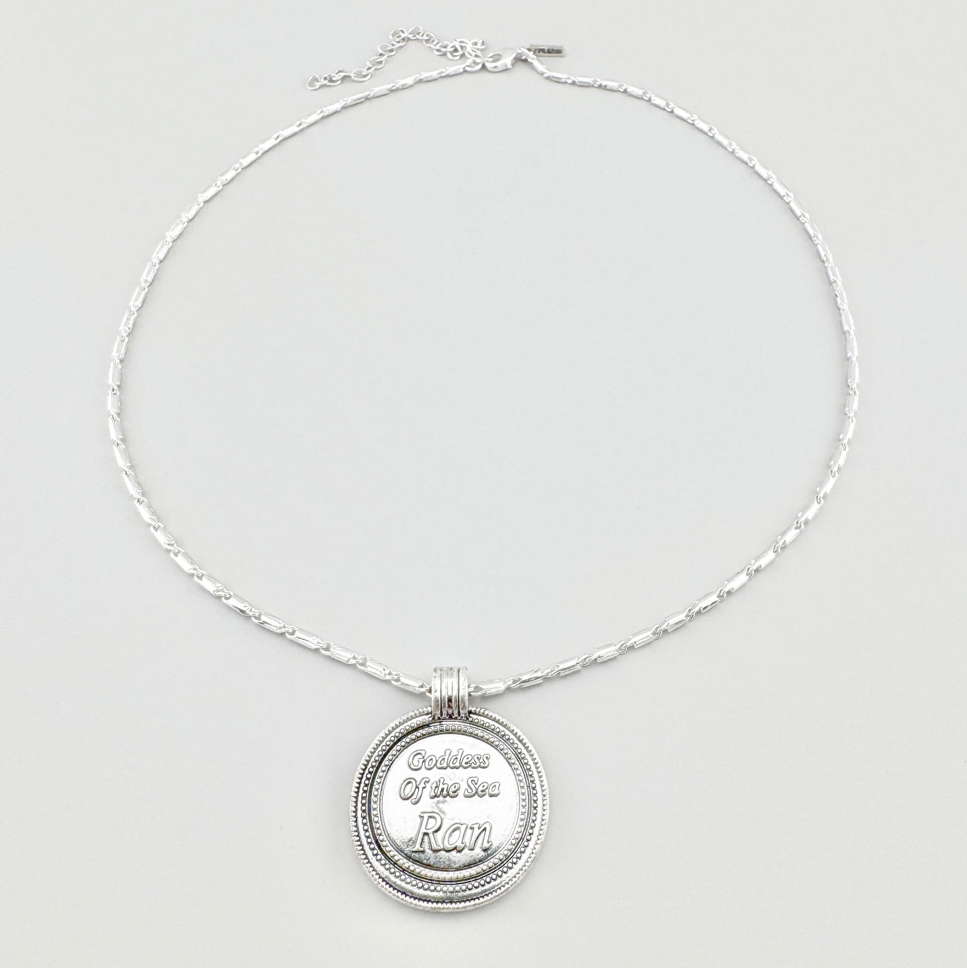 Collier Pilgrim avec médaillon argenté et chaîne géométrique soigneusement disposé