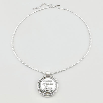 Collier Pilgrim avec médaillon argenté et chaîne géométrique soigneusement disposé