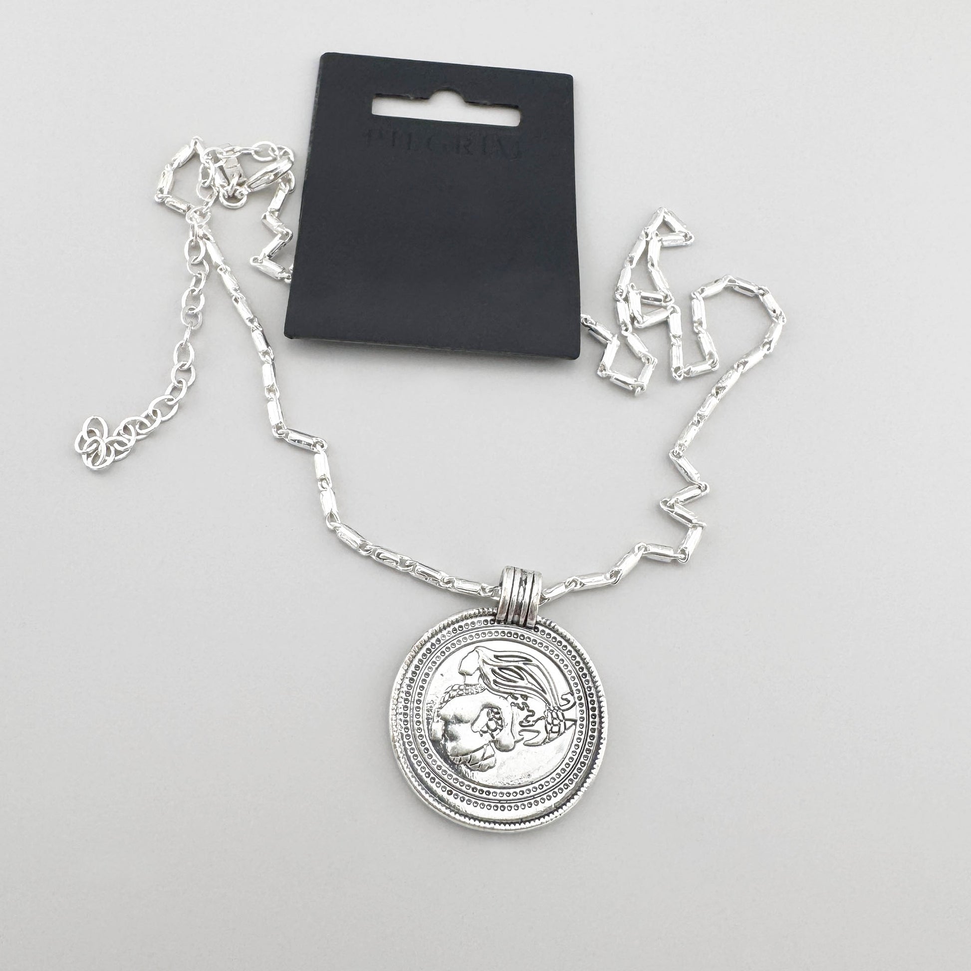 Pulsera Pilgrim con medallón inspirado en Ran, en caja de la marca