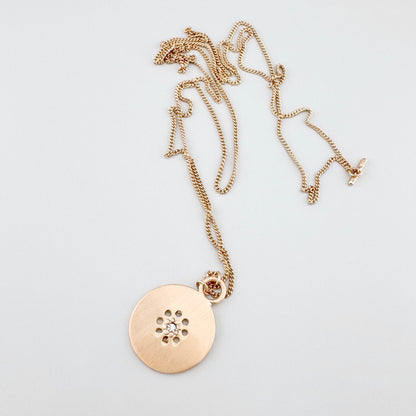 Collier Pilgrim avec pendentif médaille dorée 2-en-1 et délicats détails de zircons
