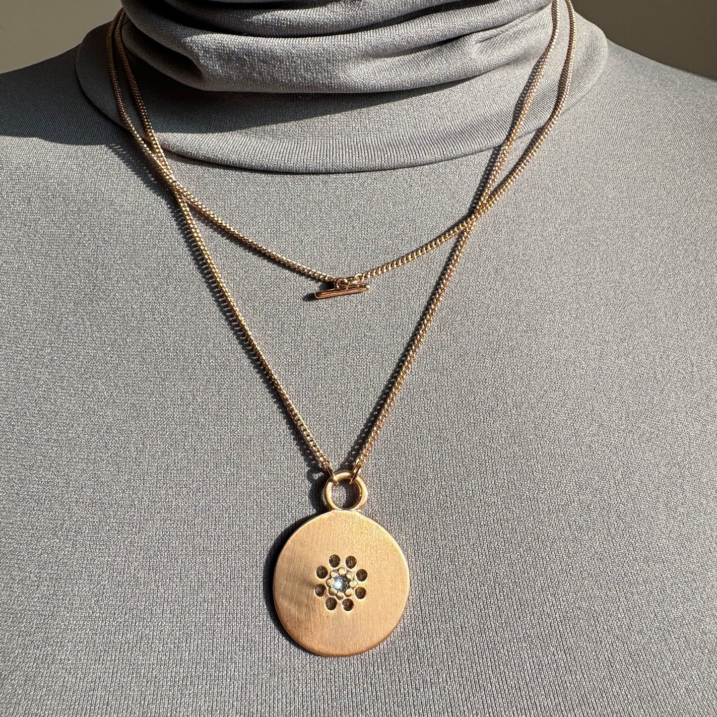 Collar Pilgrim con medallón 2 en 1 en tono dorado, estilo largo minimalista elegante