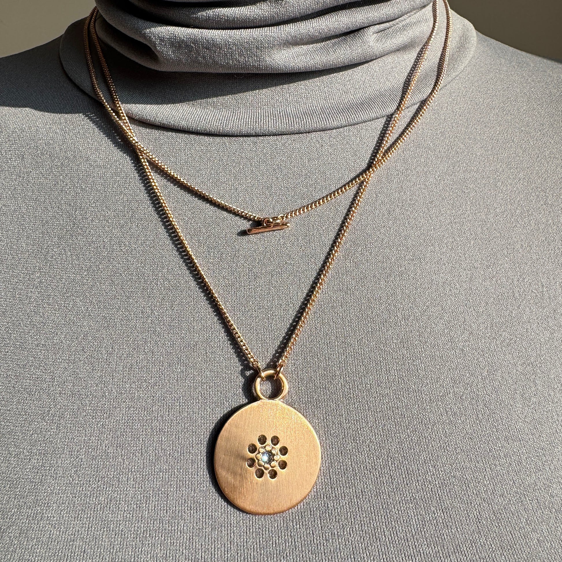 Collar Pilgrim con medallón 2 en 1 en tono dorado, estilo largo minimalista elegante