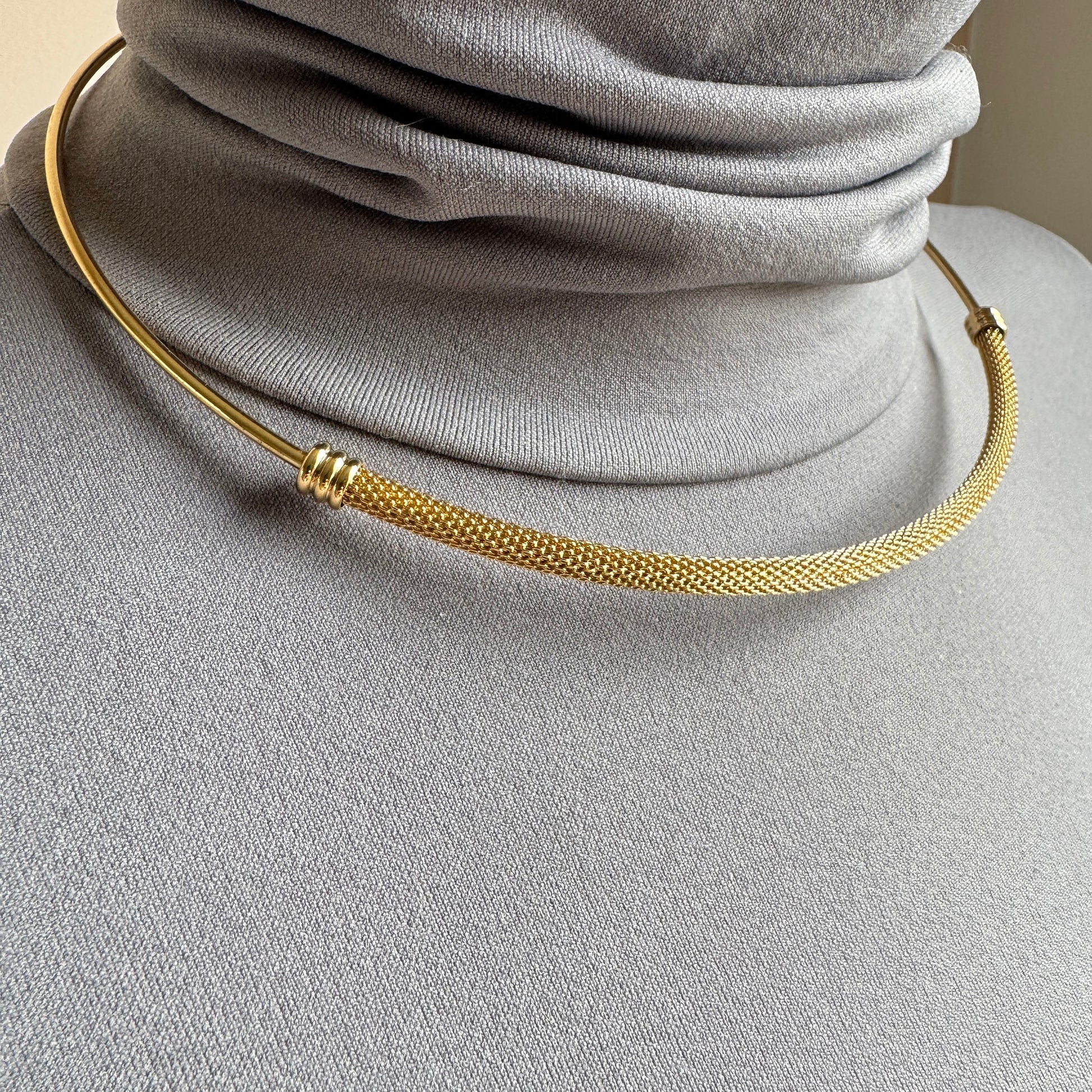 Mesh-Schmuckset Maravillas: offene Armspange und Creolen, sanfter Glanz und klare Linien