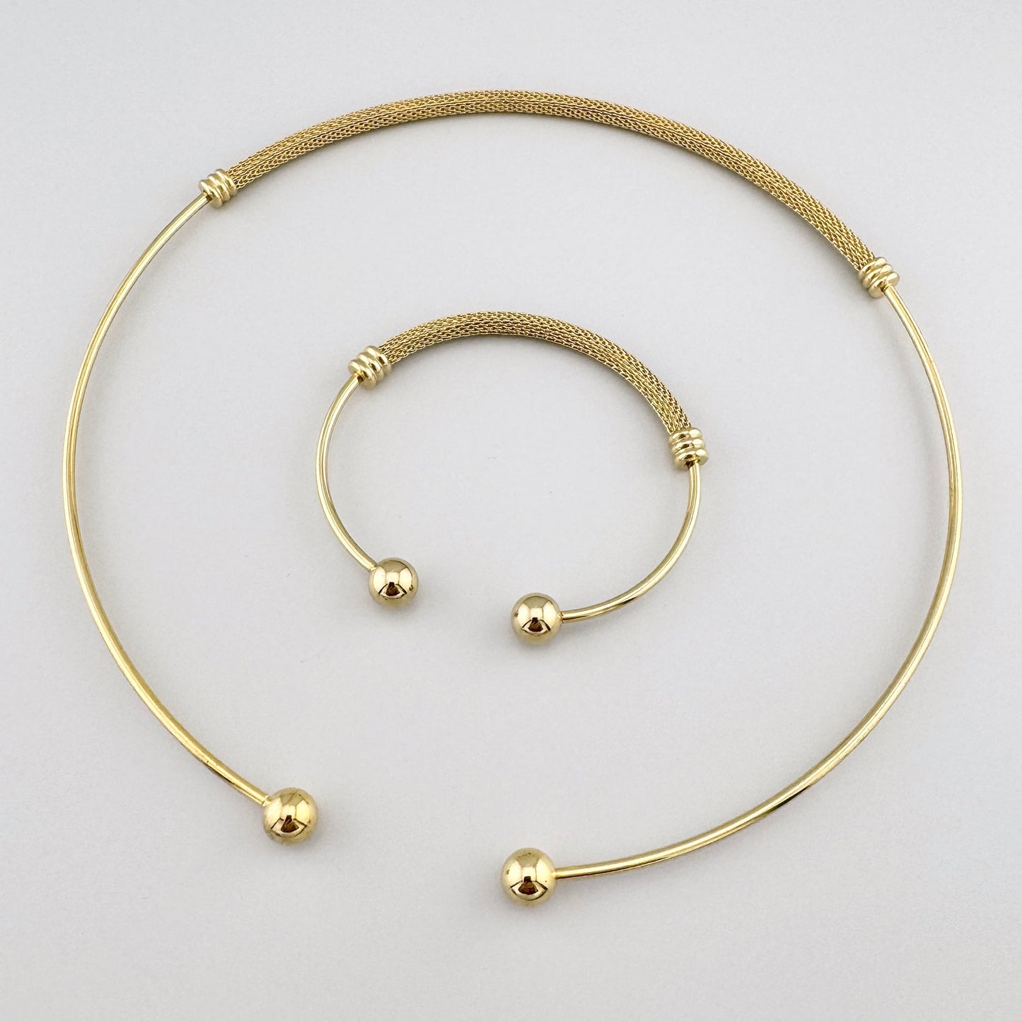 Feines Mesh-Set: Armspange i naszyjnik o lekkiej siatkowej fakturze, nowoczesny charakter