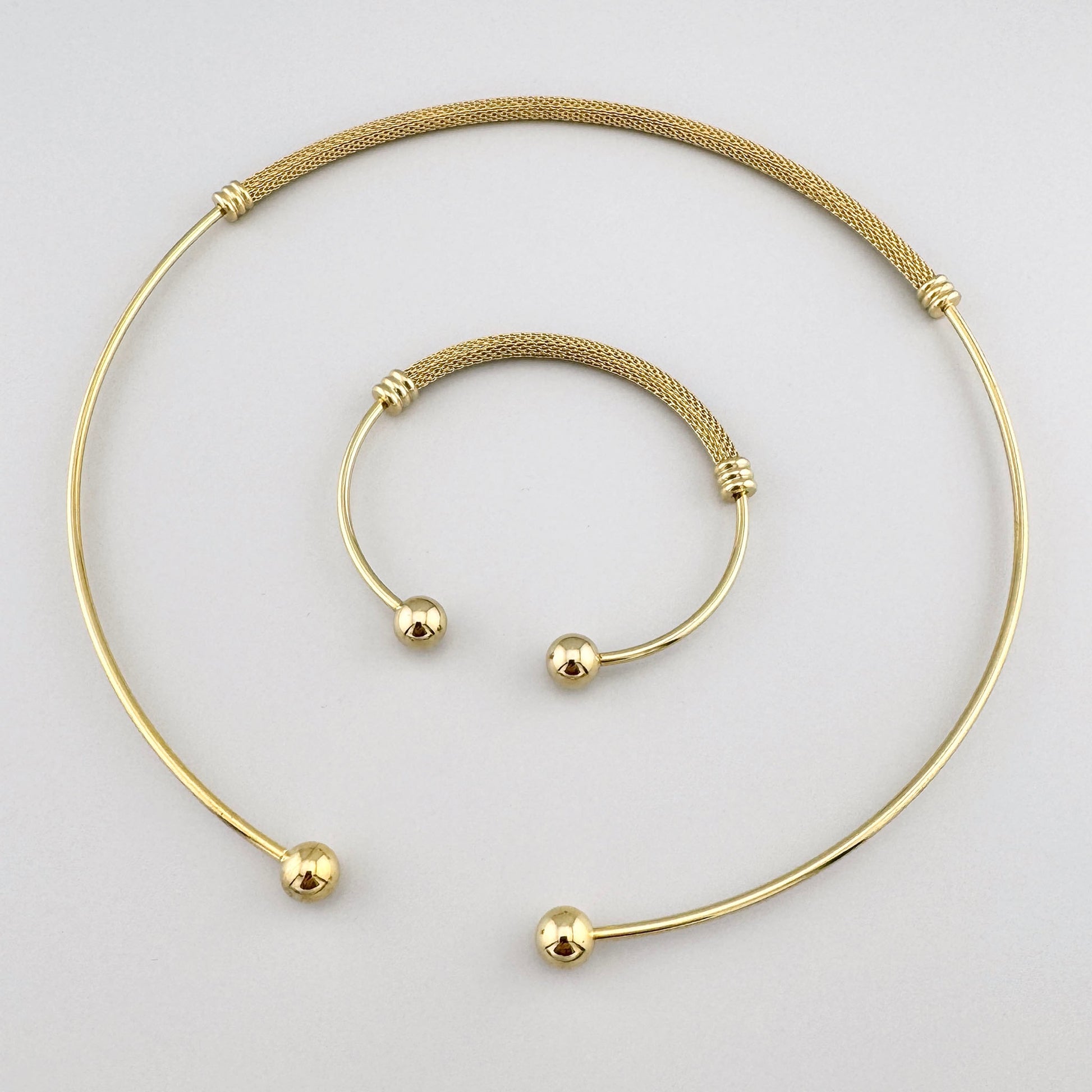 Feines Mesh-Set: Armspange i naszyjnik o lekkiej siatkowej fakturze, nowoczesny charakter